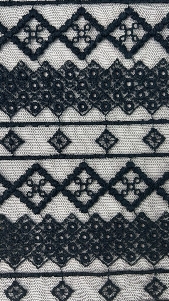 CAROLINE-TULLE-BRODE-NOIR-ATELIER-DENTELLES-51926GD